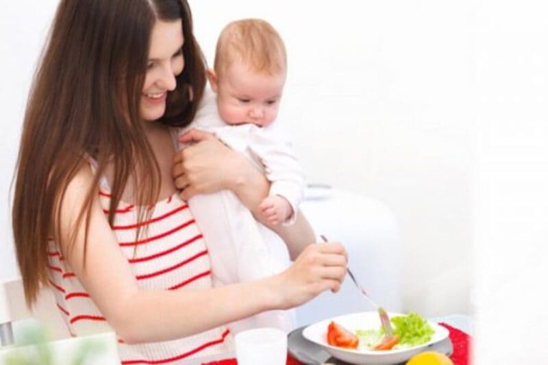 Bà đẻ uống nước lá đinh lăng có tốt không