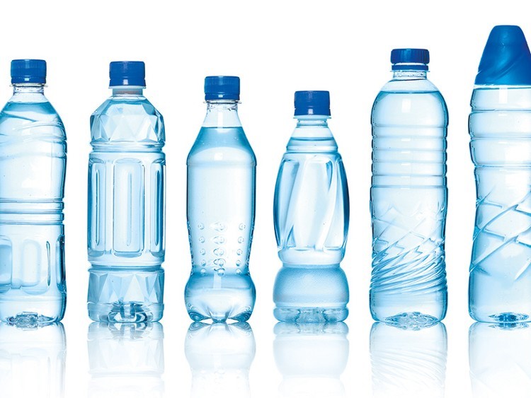 Nước đóng chai gây ra một số tác hại nhất định.