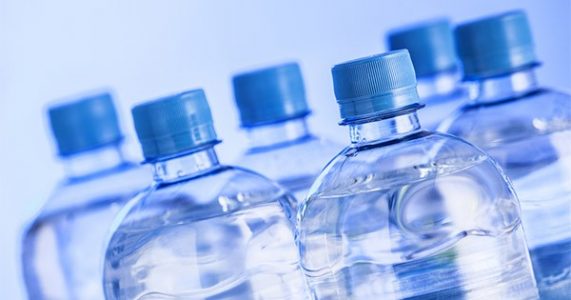 Nước đun sôi được đổ vào chai để dùng dần