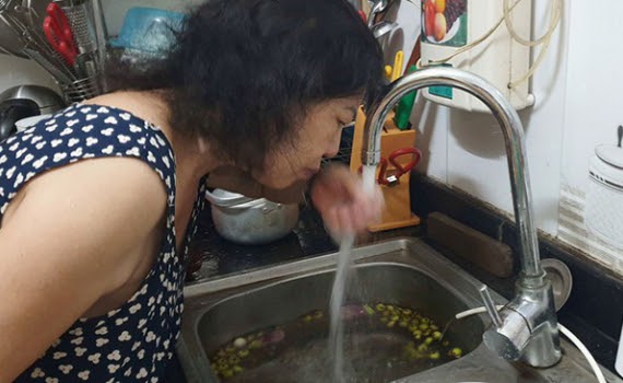 ngửi thử mùi nước có nhiễm clo không