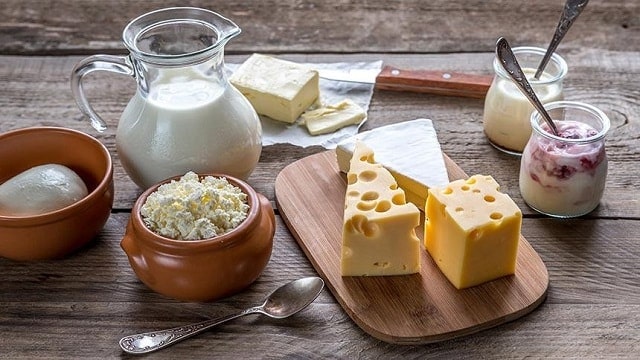 Sữa là 1 trong những thực phẩm giàu canxi giúp tăng chiều cao