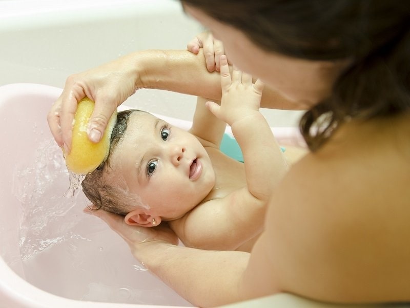 tắm trẻ sơ sinh bằng nước đun để nguội