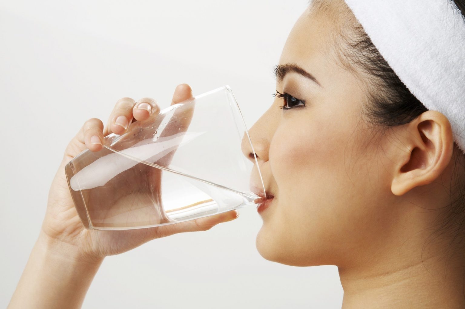 Uống nước giúp bạn sở hữu làm da căng đẹp đầy sức sống