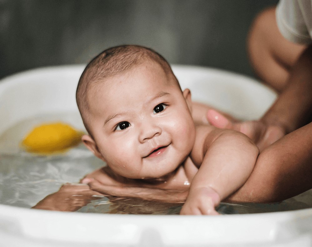 Cần nắm vững những tiêu chí khi chọn nước tắm cho trẻ sơ sinh