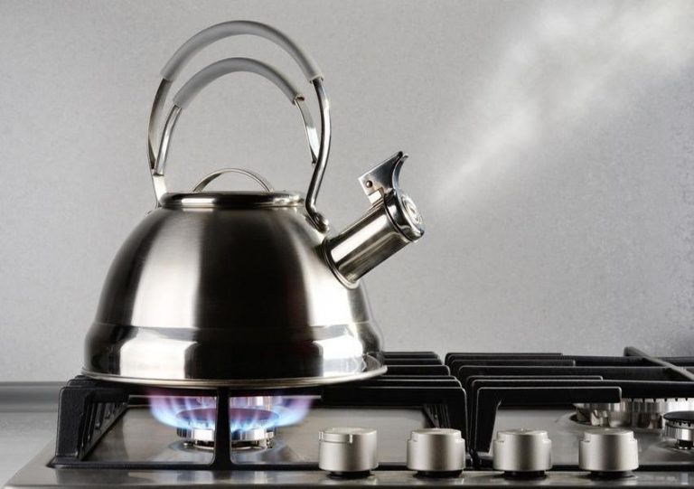Đun sôi nước là phương pháp dễ dàng, đơn giản và tiết kiệm nhất