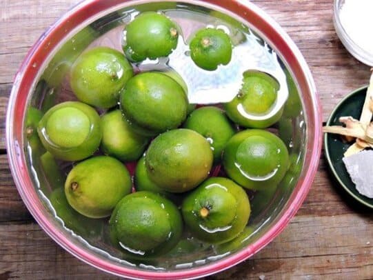 Làm sạch vỏ chanh trước khi sử dụng