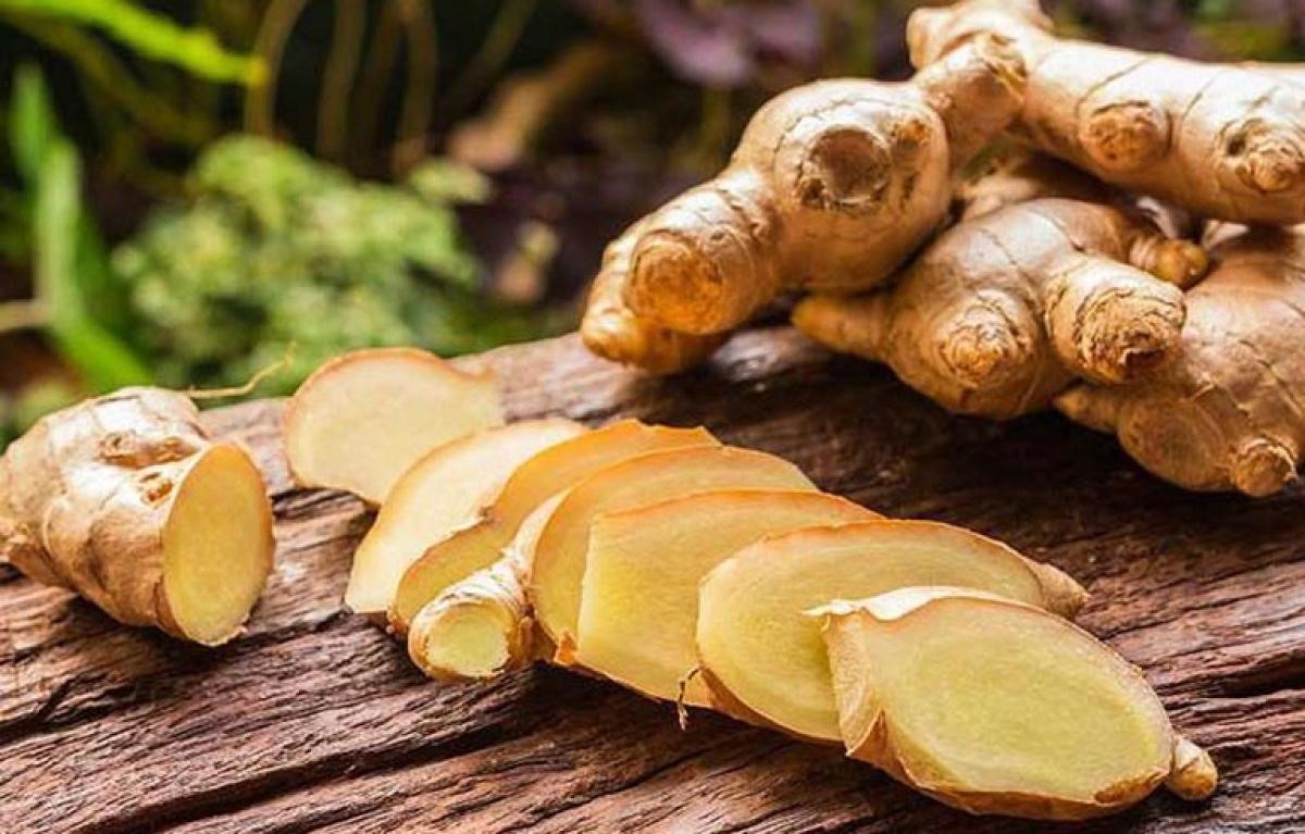 Ngăn ngừa rôm sảy gây ngứa ở trẻ bằng tắm bằng gừng tươi