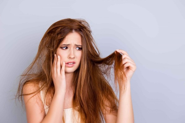 Sử dụng nước nhiễm Clo để tắm dễ khiến tóc trở nên yếu đi
