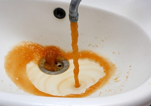 Nước nhiễm phèn gây nên hiện tượng ố vàng ở các dụng cụ sinh hoạt